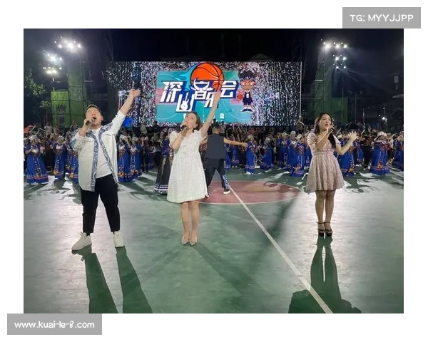 大路镇村BA雨中执裁露天赛场村民撑伞观赛直到终场